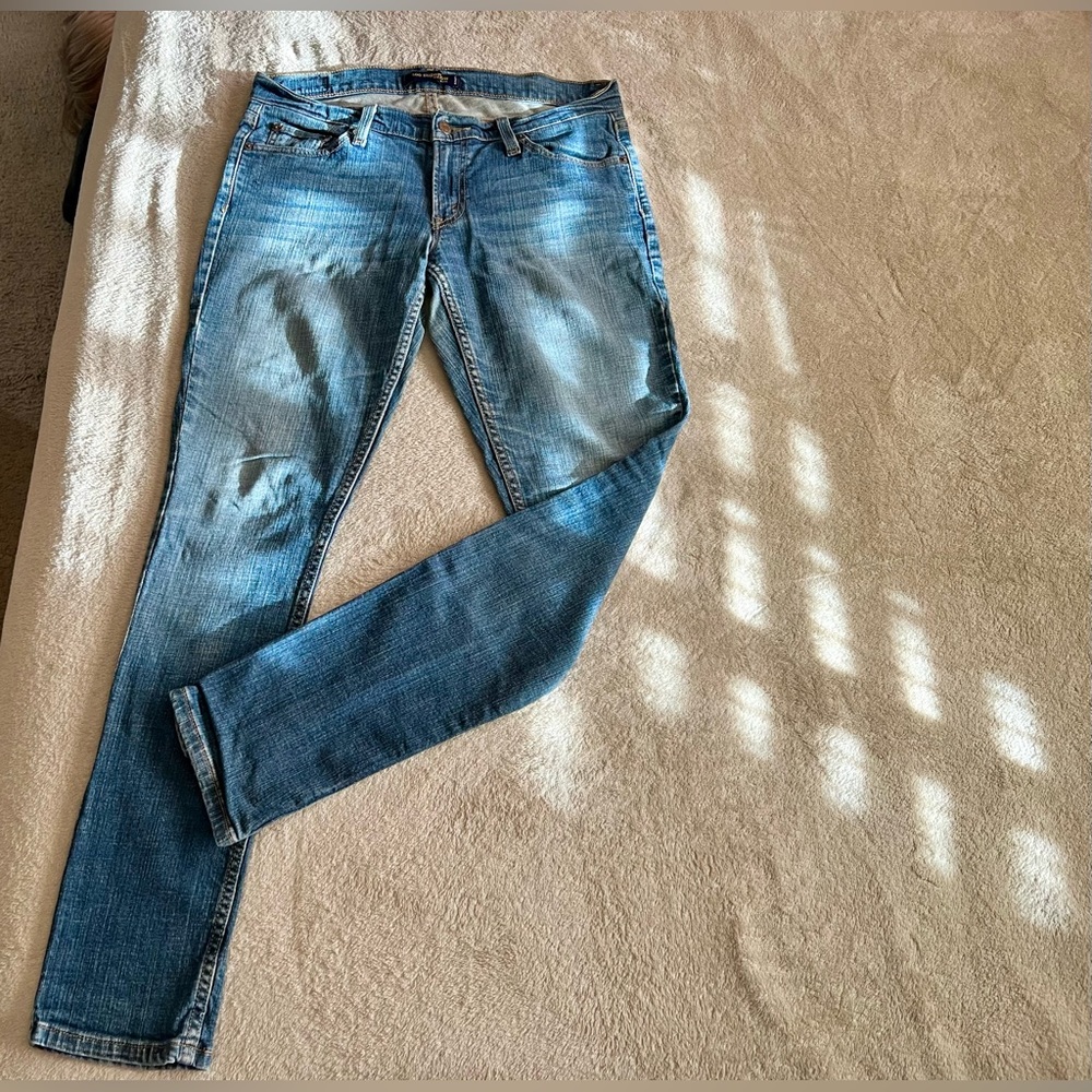 💯Levi's 524 super low, medium wash jeans.